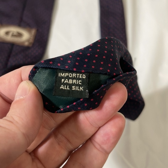 Bert Pulitzer mens navy and red polka dot tie, like new condition 3.5”W by 57”L - Picture 3 of 7